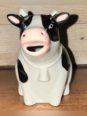 Cute 🥰 Vintage Look Cow Ceramic  Black & White  Creamer by Potter’s Studio - New